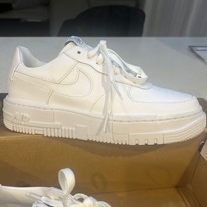 Nike Air Force 1 Pixel